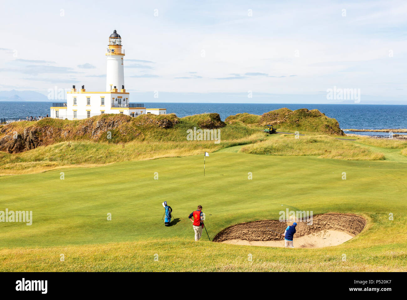 Il Golfer riproduzione di un bunker presso il recentemente rinnovato 9 foro, chiamato Bruces bene al faro sul Ailsa Course a Trump Turnberry, Turnberry Foto Stock