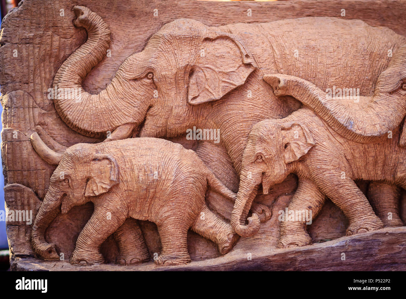 Bella scultura in legno della famiglia di elefante. Arte antica mobili