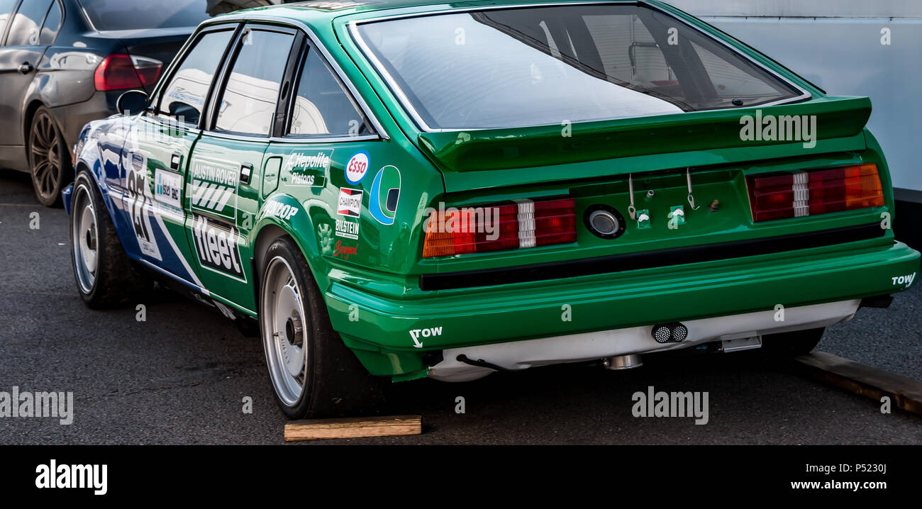 Una vendemmia verde Rover auto racing Foto Stock