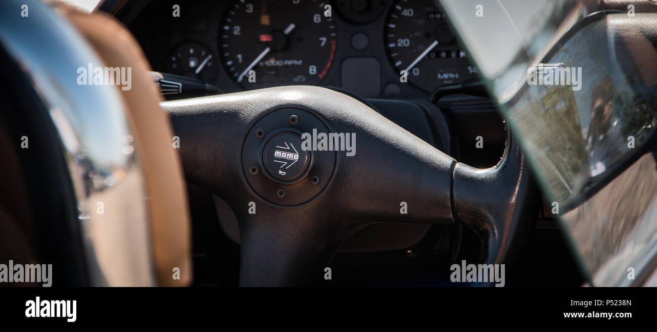 Una Mazda MX-5 volante. Foto Stock