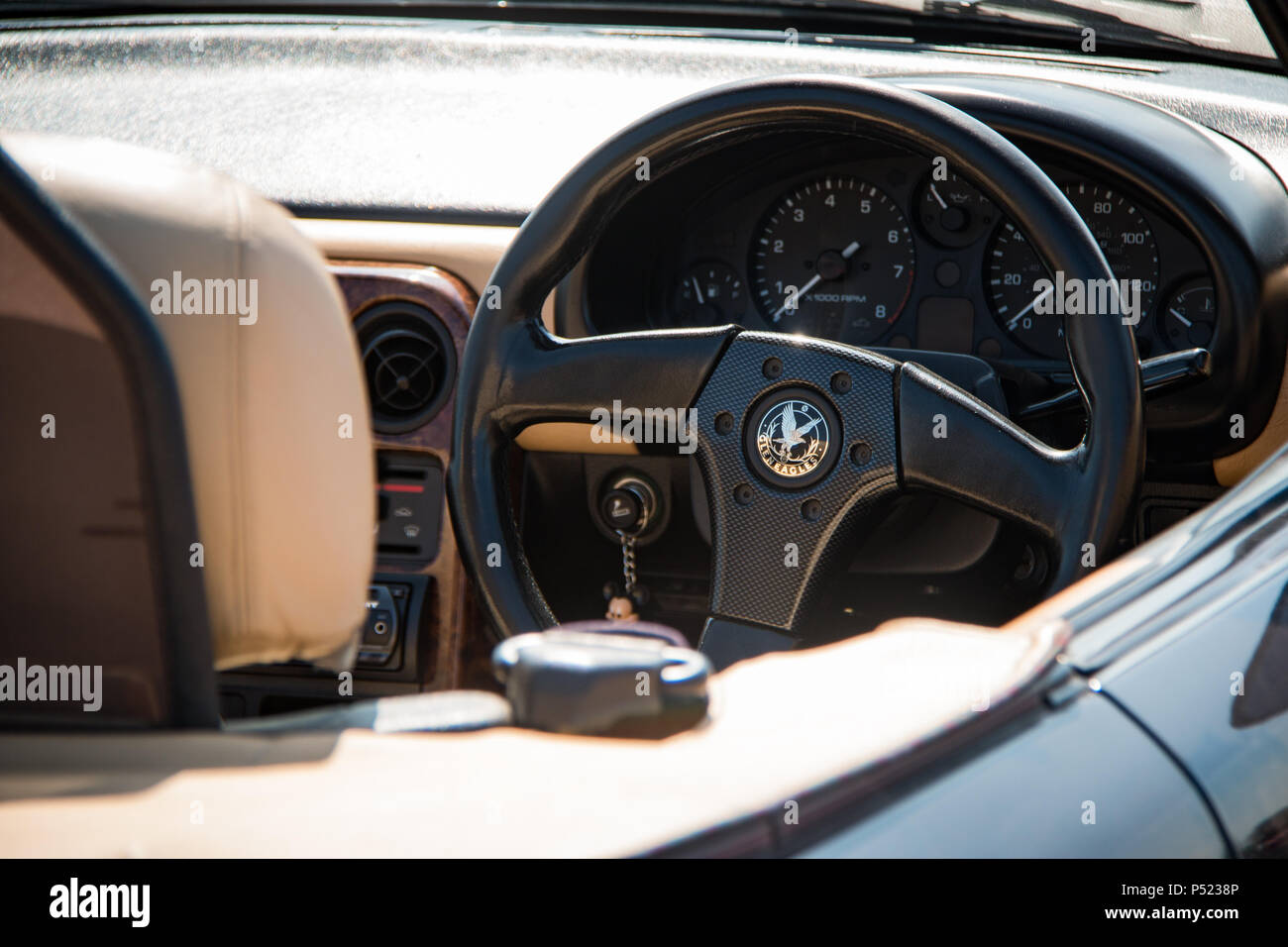 Una Mazda MX-5 volante. Foto Stock