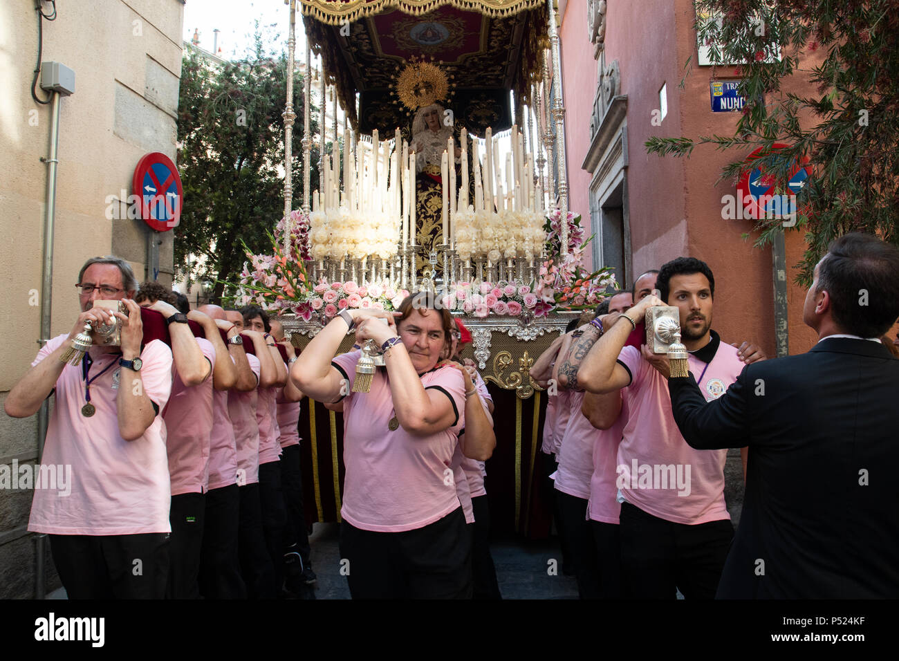 Madrid, Spagna. Il 23 giugno, 2018. Un uomo dare ordini ai membri della fraternità presso la strada stretta del nunzio a Madrid. © Valentin Sama-Rojo/Alamy Live News. Foto Stock