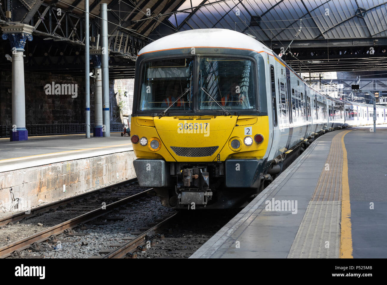 Glasgow Queens Street Stazione Ferroviaria, Glasgow, Regno Unito, domenica 23 giugno 2018. Per risolvere un problema di carenza di treni elettrici per la recente linea elettrificata tra Glasgow e Edimburgo Classe 365 treni sono ora in uso. Il primo giorno i servizi passeggeri ha iniziato a 1030sto usando un 8-automobile comprendente la combinazione di numeri di serie 365537 e 365517. La classe 365 treni sono stati precedentemente in uso a Londra per Great Northern Thameslink. © Garry Cornes / Alamy Live News Foto Stock