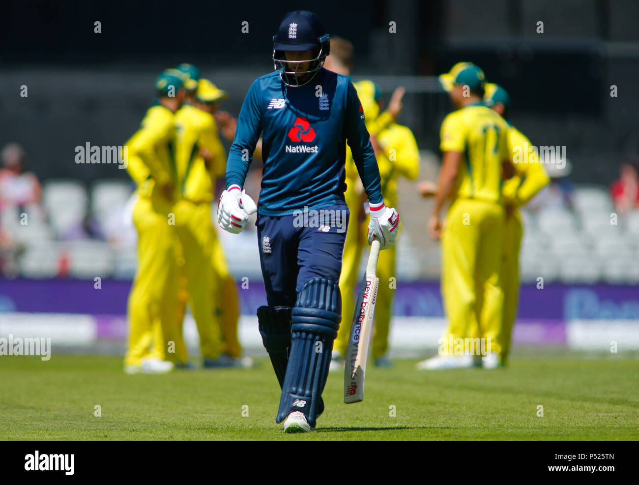 Manchester, Regno Unito. Il 24 giugno 2018. Domenica 24 giugno 2018 , Emirates Old Trafford, quinto ODI Royal London One-Day Inghilterra serie v Australia; Joe radice di Inghilterra lascia il campo di gioco dopo essere stato respinto dall'Australia. Credito: News immagini /Alamy Live News Foto Stock