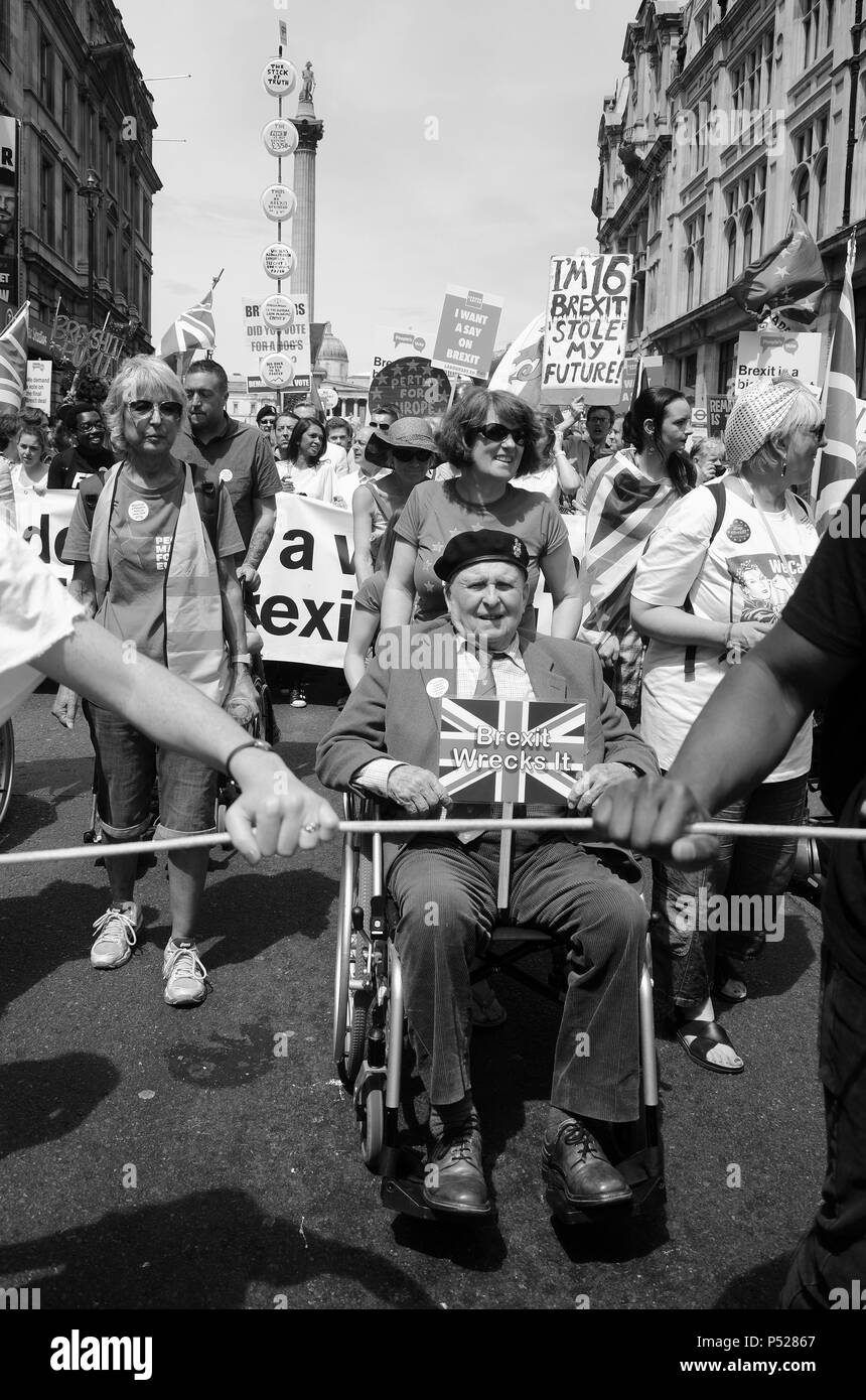 Londra, Regno Unito. Il 23 giugno, 2018. Durante la Seconda guerra mondiale il veterano Stephen Goodall, di anni 96, conduce le persone del voto di marzo in piazza del Parlamento a Londra il 23 giugno 2018 il credito: Nadia Awad/Alamy Live News Foto Stock
