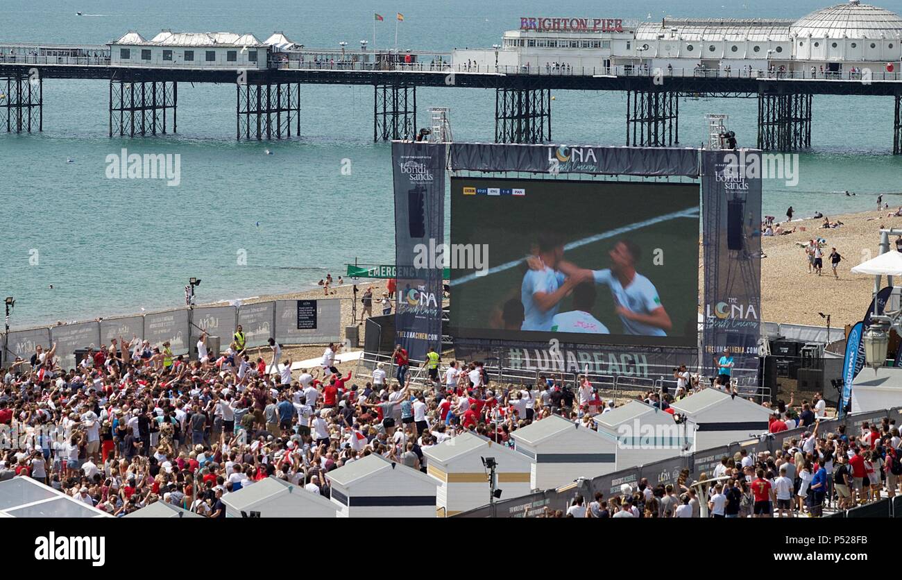 La spiaggia di Brighton Regno Unito 22 Giugno 2018 . Inghilterra v Panama .la Coppa del Mondo di calcio tifosi coda fuori la spiaggia di Brighton Grande schermo durante le pietre di Giovanni ottavo minuto obiettivo. Foto Stock