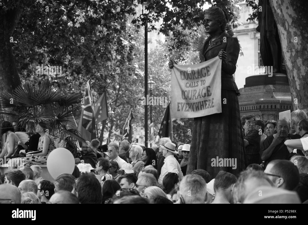 Londra, Regno Unito. Il 23 giugno, 2018. Coraggio le chiamate al coraggio ovunque statua al pro-UE di marzo in piazza del Parlamento di Londra in bianco e nero Credito: Nadia Awad/Alamy Live News Foto Stock