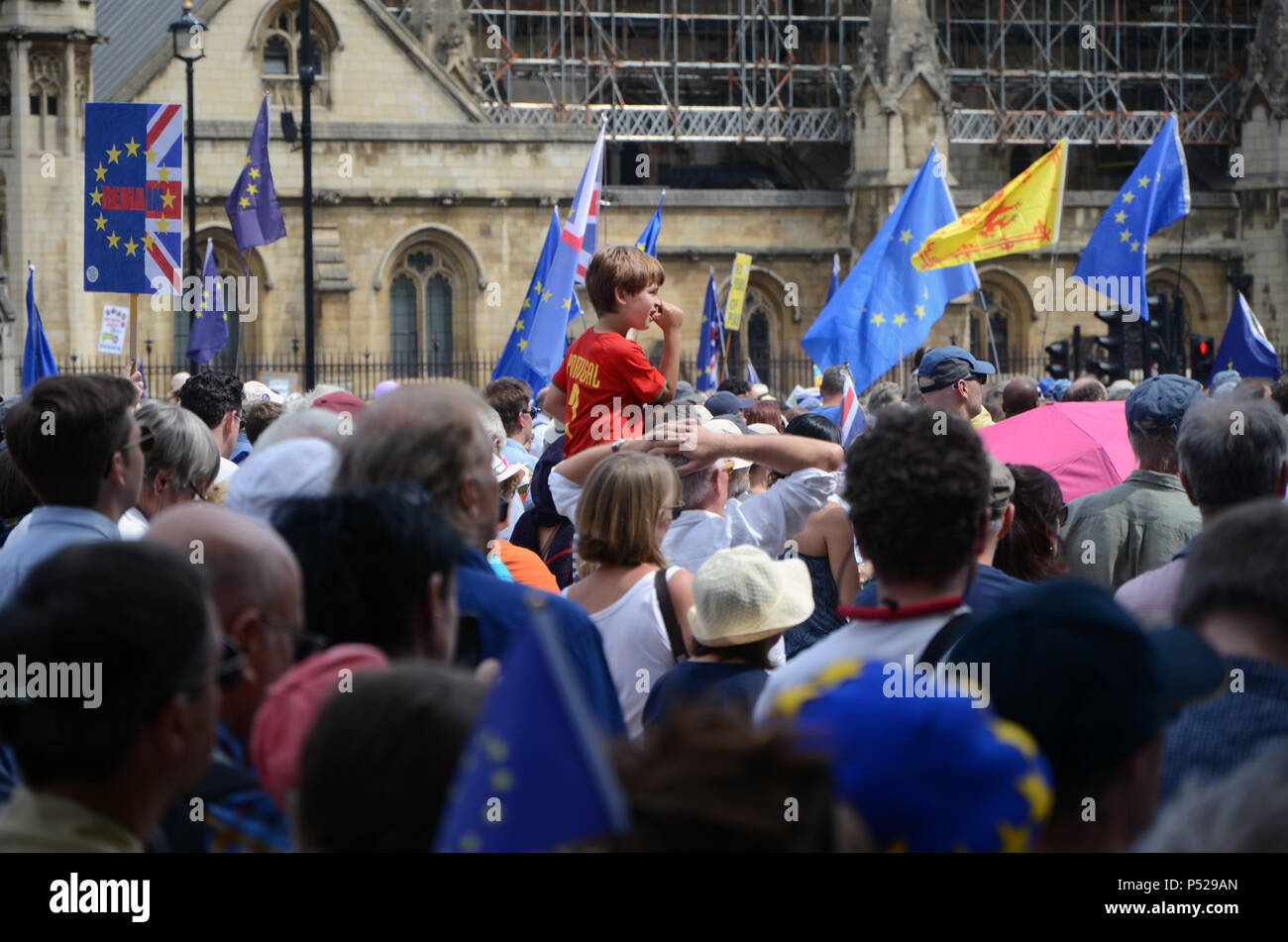 Londra, Regno Unito. Il 23 giugno, 2018. Bambino su dei genitori le spalle a anti-Brexit rally in piazza del Parlamento, Londra Credito: Nadia Awad/Alamy Live News Foto Stock