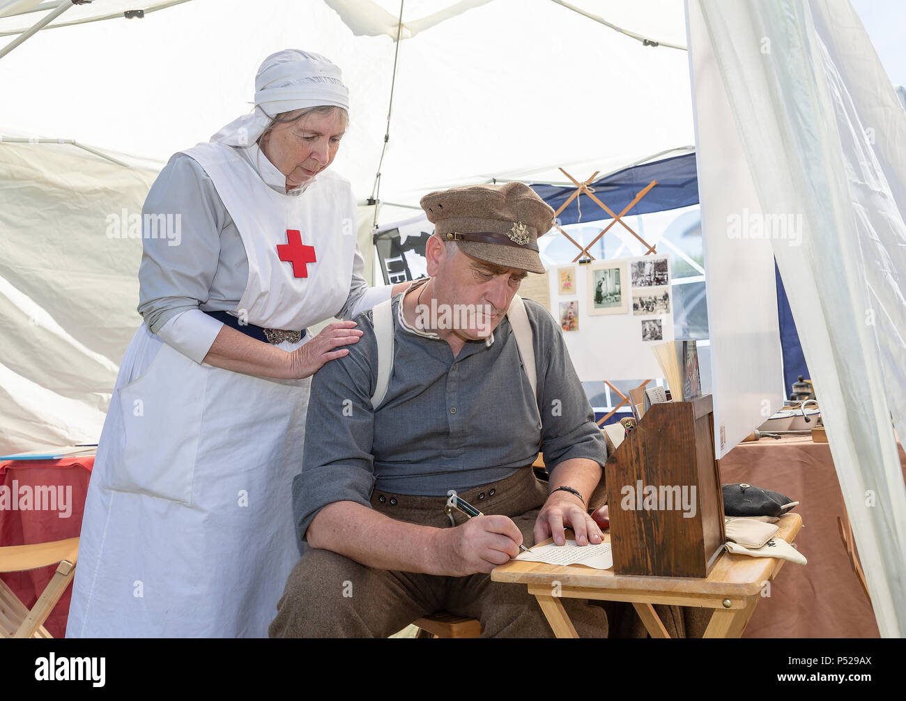 Lymm, Regno Unito. Il 24 giugno 2018. Il tempo era caldo e soleggiato come il villaggio di Lymm ha tenuto la sua 6 One day Festival di trasporto dotate di barche, motori di trazione e di automobili classiche Credit: John Hopkins/Alamy Live News Foto Stock