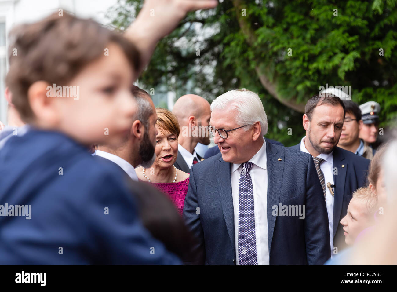 Bonn, Germania - 24 Giugno 2018: Il Presidente Federale della Germania, Walter Steinmeyer, e sua moglie rappresentare se stessi al pubblico su un open house giornata presso la Villa Hammerschmidt. Credito: Christian Müller/Alamy Live News Foto Stock