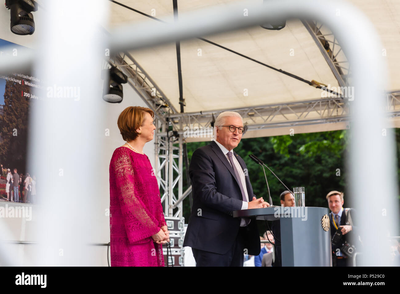 Bonn, Germania - 24 Giugno 2018: Il Presidente Federale della Germania, Walter Steinmeyer, e sua moglie rappresentare se stessi al pubblico su un open house giornata presso la Villa Hammerschmidt. Credito: Christian Müller/Alamy Live News Foto Stock