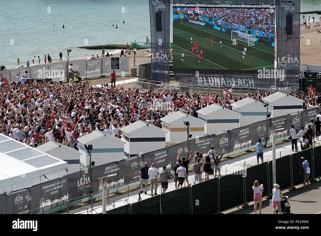 La spiaggia di Brighton Regno Unito 22 Giugno 2018 . Inghilterra v Panama .la Coppa del Mondo di calcio ventole alla spiaggia di Brighton grande schermo celebrare Harry Kane's 45th minuto obiettivo. Caron Watson/Alamy Live News Foto Stock