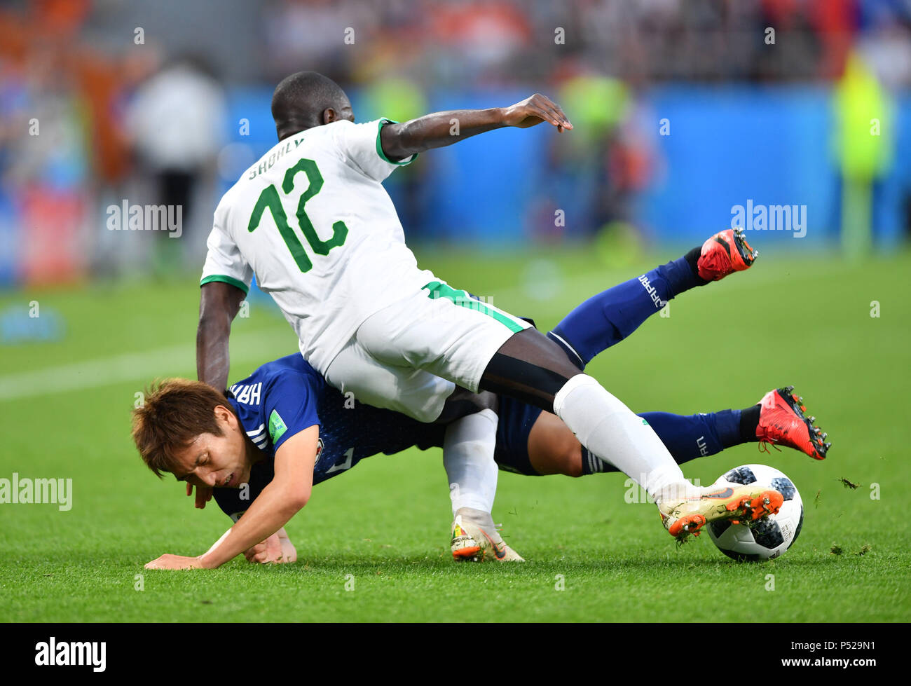 Ekaterinburg, Russia. Il 24 giugno 2018. Genki Haraguchi (fondo) del Giappone il sistema VIES con Youssouf Sabaly del Senegal durante il 2018 Coppa del Mondo FIFA Group H match tra Giappone e Senegal in Ekaterinburg, Russia, Giugno 24, 2018. Credito: Liu Dawei/Xinhua/Alamy Live News Foto Stock