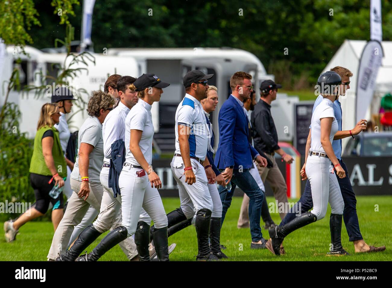 West Sussex, Regno Unito. Il 23 giugno, 2018. Corso a piedi. Il regime britannico Derby. CSI4* Al Shira"aa Hickstead Derby riunione. Showjumping. Il tutto in Inghilterra corso di salto. Hickstead. West Sussex. Regno Unito. Il giorno 4. 23/06/2018. Credito: Sport In immagini/Alamy Live News Foto Stock