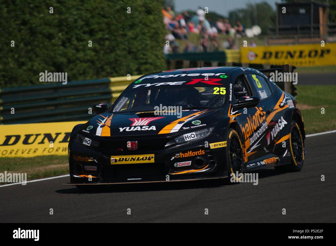 Dalton on Tees, Inghilterra, 24 giugno 2018. Matt Neal alla guida di una Honda Civic Type R per Halfords Yuasa Racing rendendo il suo modo alla griglia per una Dunlop MSA British Touring Car Championship gara a circuito di Croft. Credito: Colin Edwards/Alamy Live News. Foto Stock