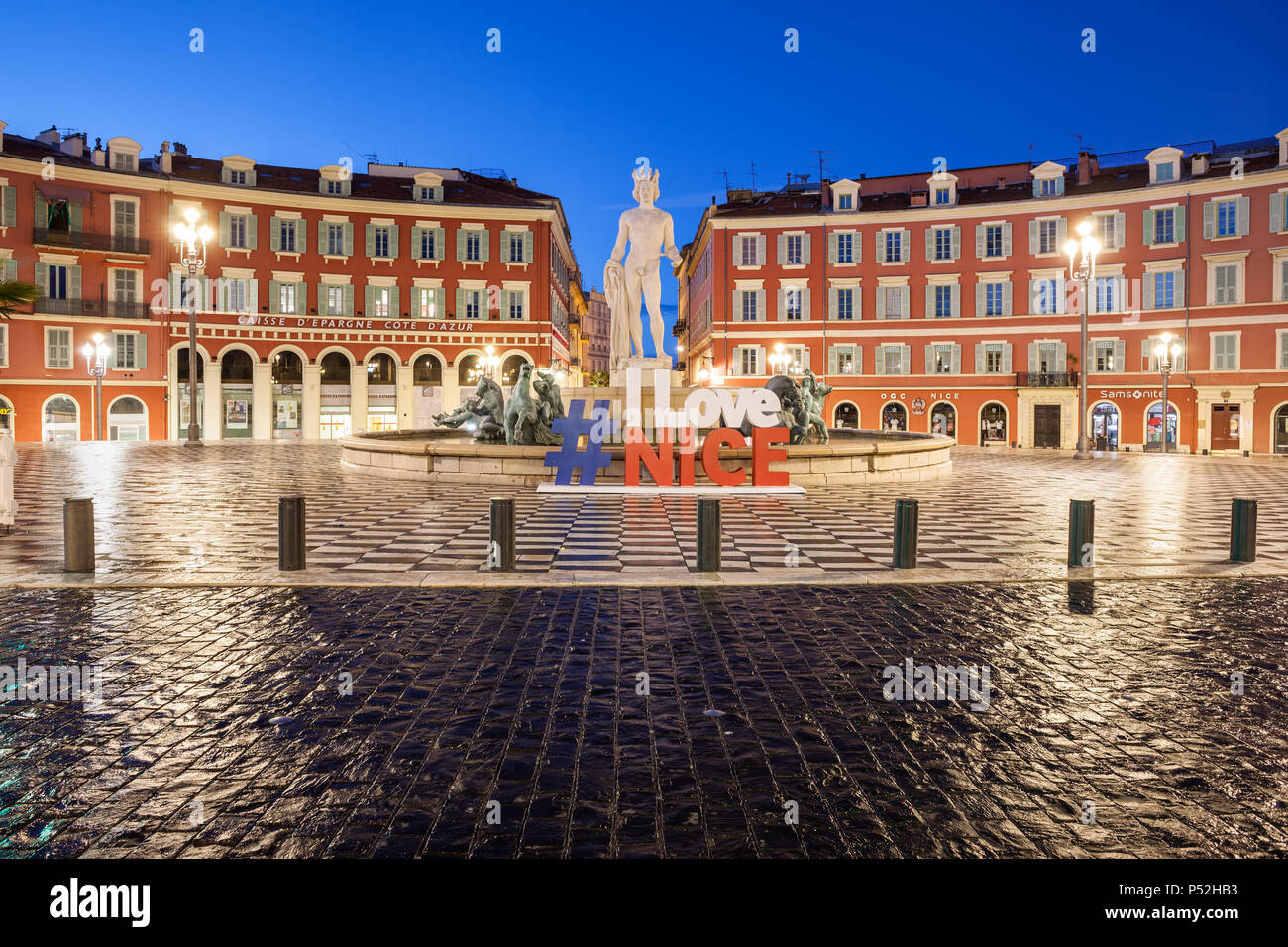 Francia, bella città all'alba, la fontana del Sole (Fontaine du Soleil) con la statua di Apollo a Place Massena, piazza principale nel centro della città Foto Stock