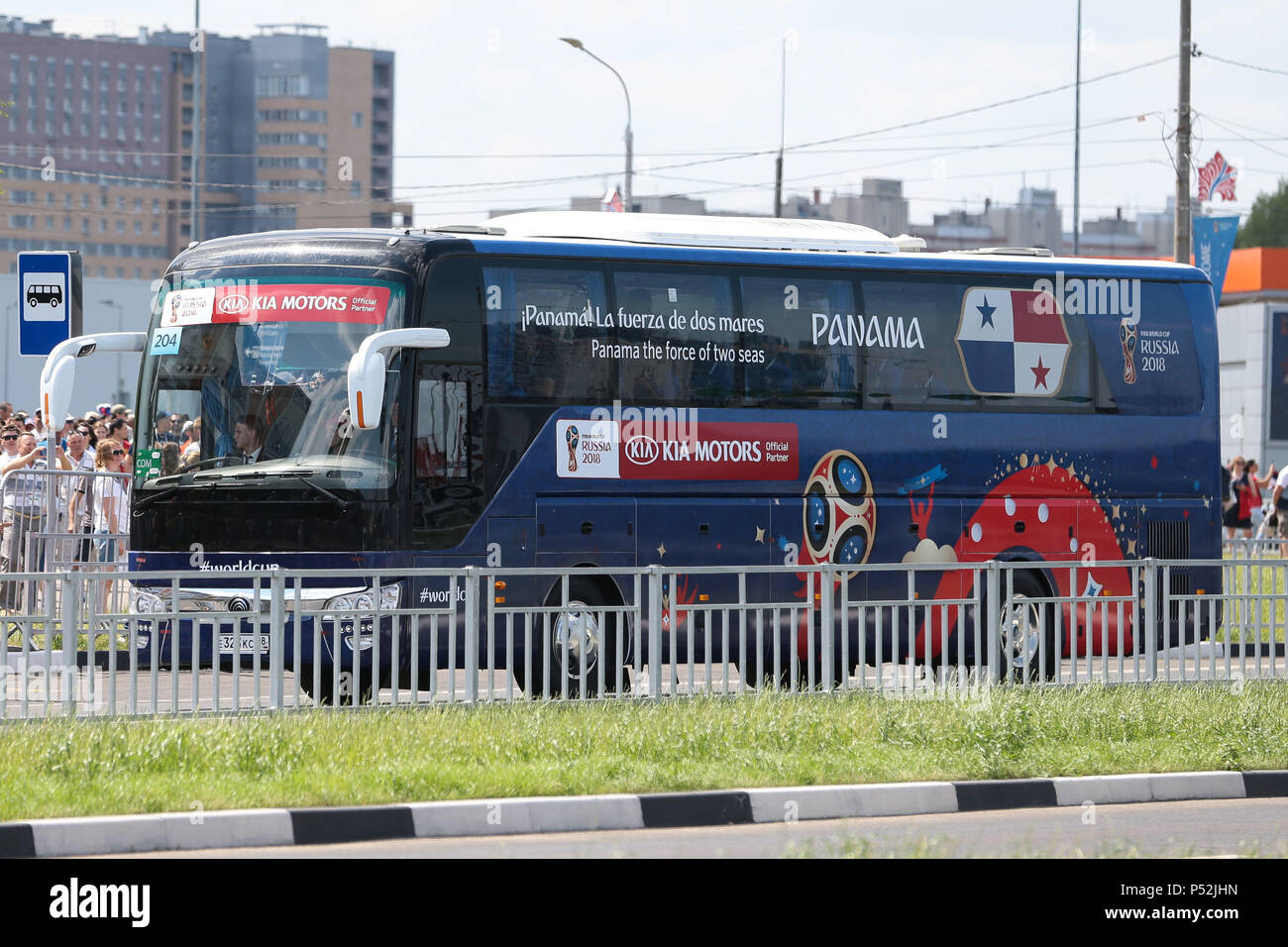 Il team di Panama autobus arriva a Nizhny Novgorod davanti a loro partita contro l'Inghilterra nel 2018 FIFA World Cup in Russia. Foto Stock