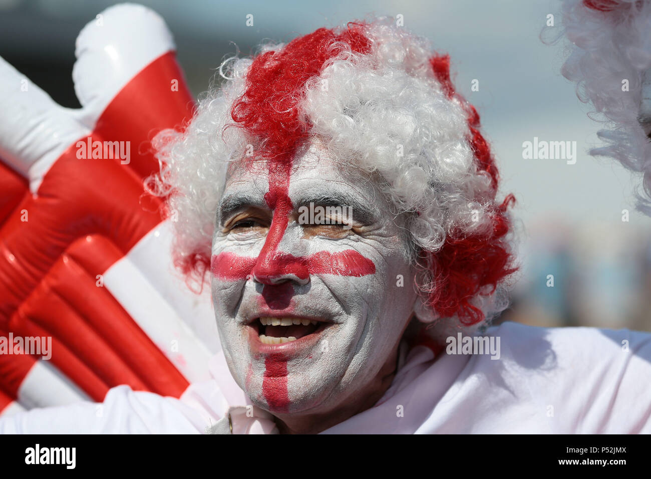 Un ventilatore in Inghilterra a Nizhny Novgorod davanti a loro match contro Panama nel 2018 FIFA World Cup in Russia. Foto Stock