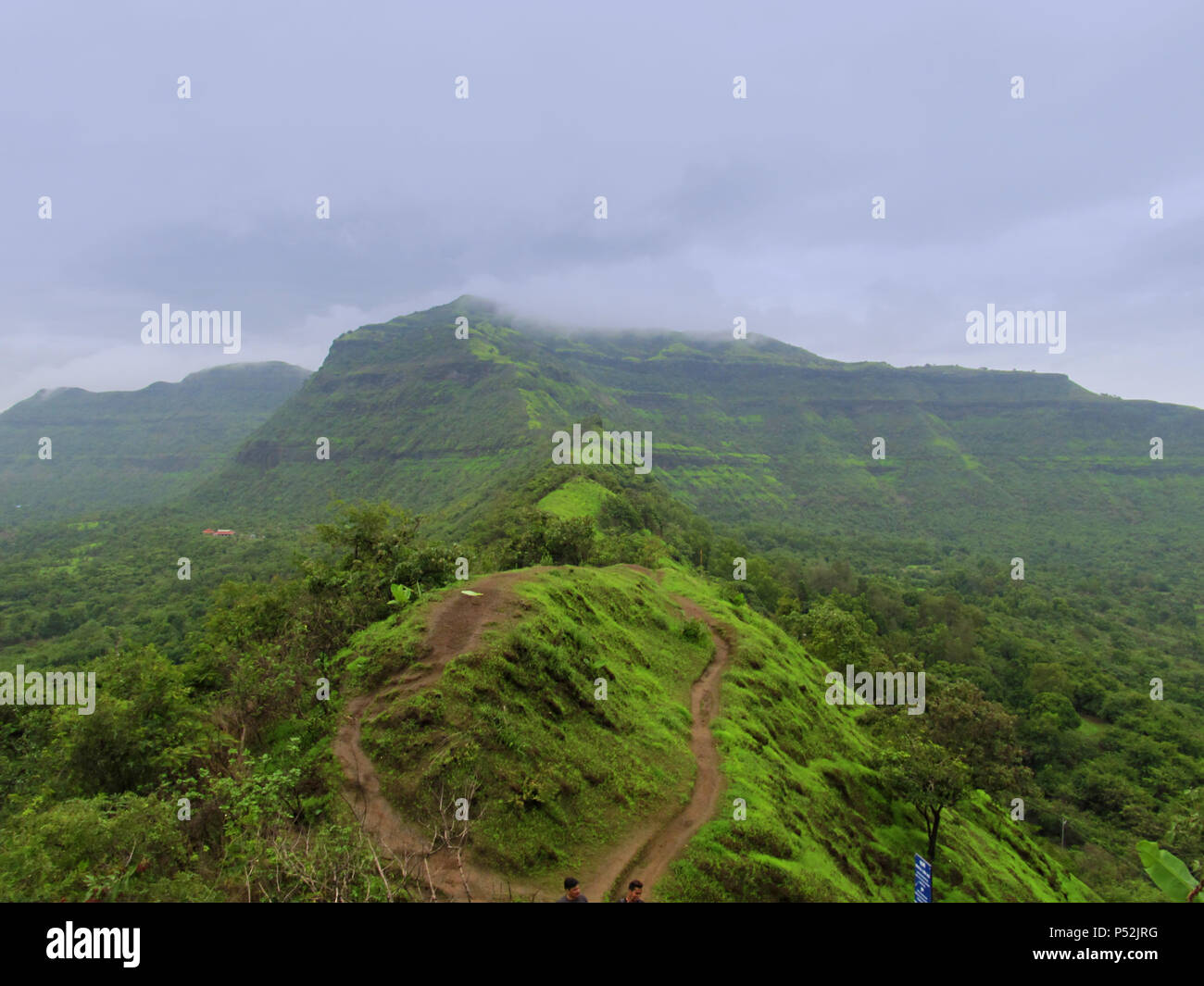 Vista montagna Sahyadri varia da Tikona fort Foto Stock
