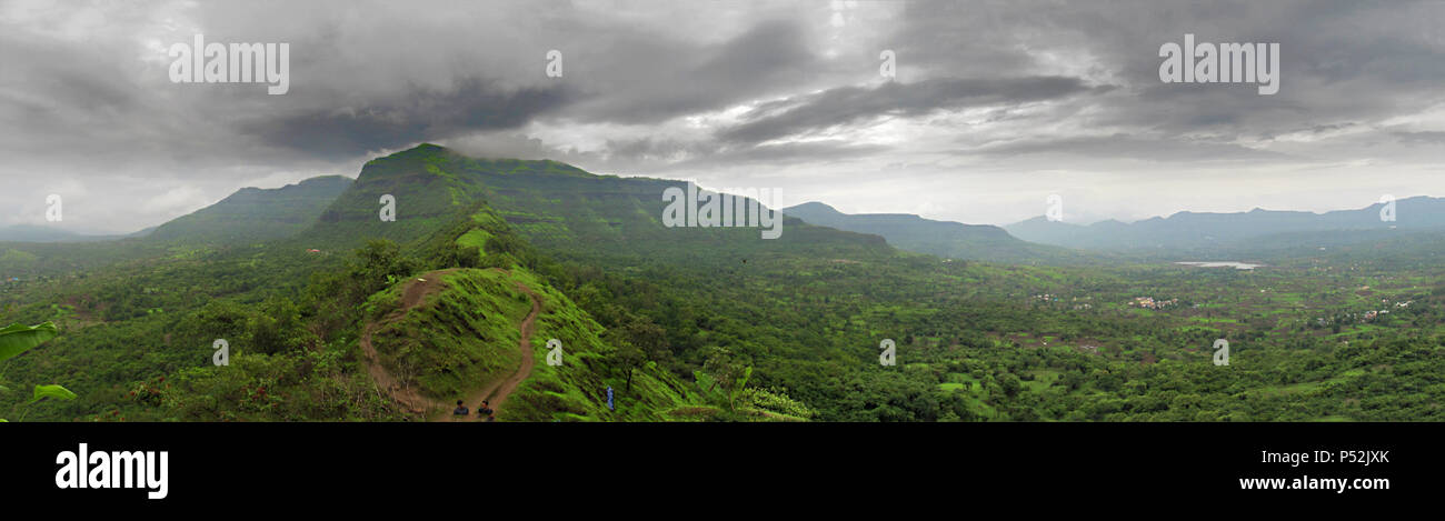Mighty Sahyadri gamme della montagna visto dal Tikona fort durante il monsone Foto Stock