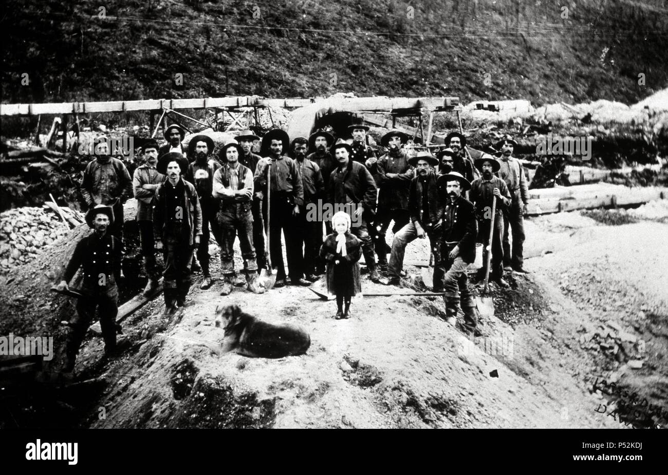 Forza di minatori d'oro lavorando su W.M. Cowley la rivendicazione 22 sopra Bonanza, Klondike, Alaska, 1897. Foto Stock