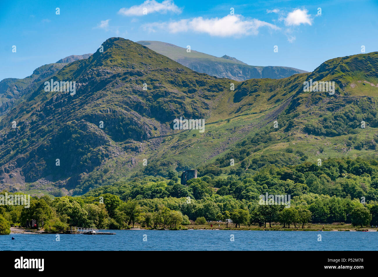 Il Galles del Nord. Dolbadarn Castle, Llanberis. Snowdon picco nella bckground. (Rt) Foto Stock