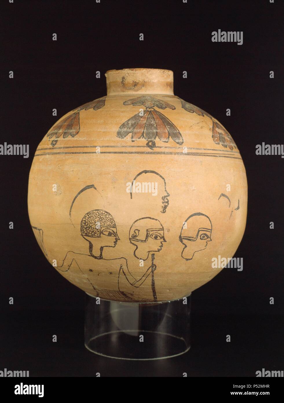 Botella de cerámica, hecha un torno, de pasta fina de anaranjado colore, cocción oxidante. Encontrada en la tumba 32 de la necrópolis meroítica de Nag Gamus en Masmas, en la nubia egipcia. Altura: 23 cm. Diámetro: 21 cm. Museo: Museo ARQUEOLOGICO. Foto Stock