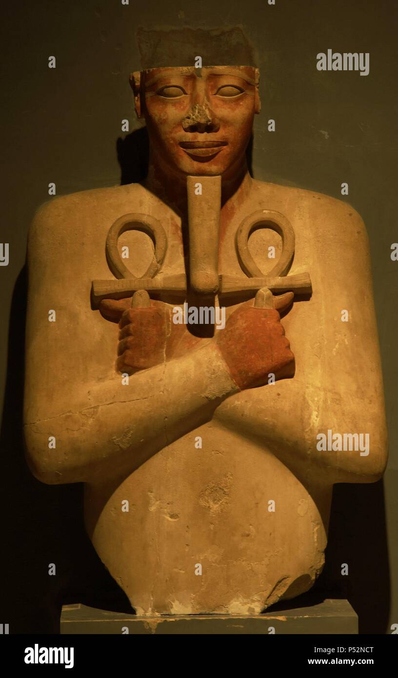Arte Egizia Osiride pilastro del faraone Sesostris I, secondo re della XII dinastia. Regno di Mezzo. Ha stabilito tra il 1956 e il 1910 A.C. Museo di Luxor. L'Egitto. Foto Stock