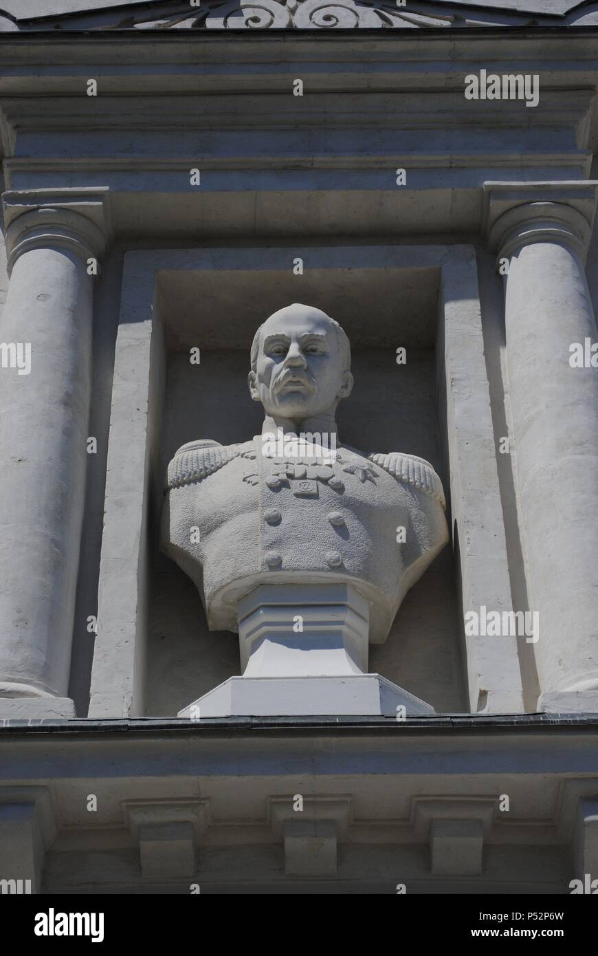 L'Ucraina. Sebastopoli. Il Museo di eroica difesa e la liberazione di Sebastopoli. Busto di Ammiraglio di F.M. Novosilskiy al di fuori del museo. La penisola di Crimea. Foto Stock