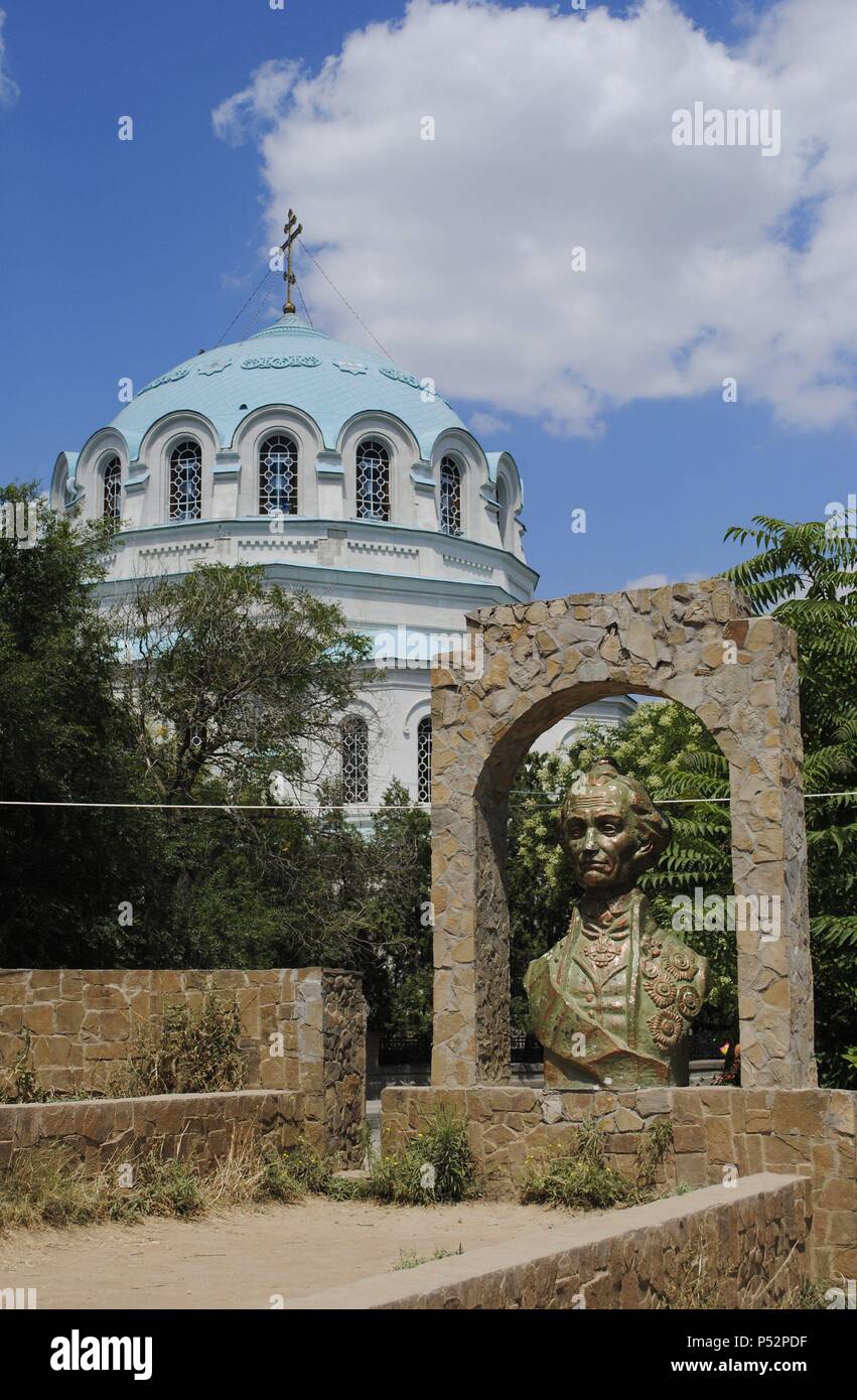 Alexander Suvorov (1729-1800). Ultimo generalissimo dell'impero russo. Busto di A. Maksimenko. A sfondo, il Duomo di San Nicola del Miracle Worker Cattedrale. Eupatoria. L'Ucraina. Foto Stock