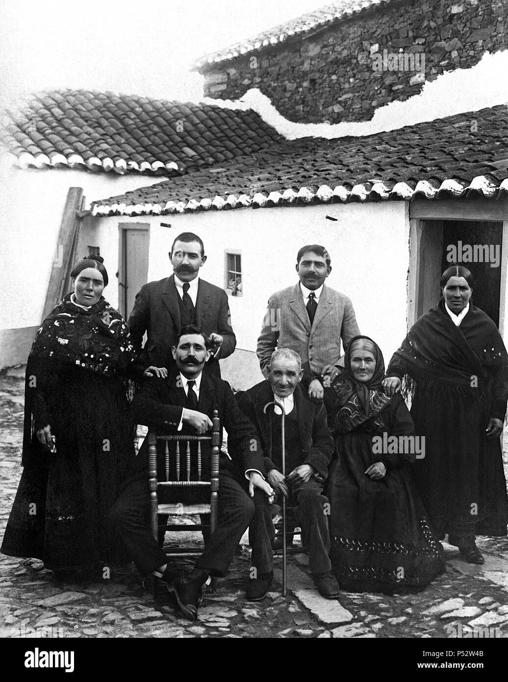RETRATO DE UNA FAMILIA MARAGATA EN EL PATIO DE SU CASA EN SANTIAGO MILLAS PUEBLO DE LEON - 1918. Foto Stock