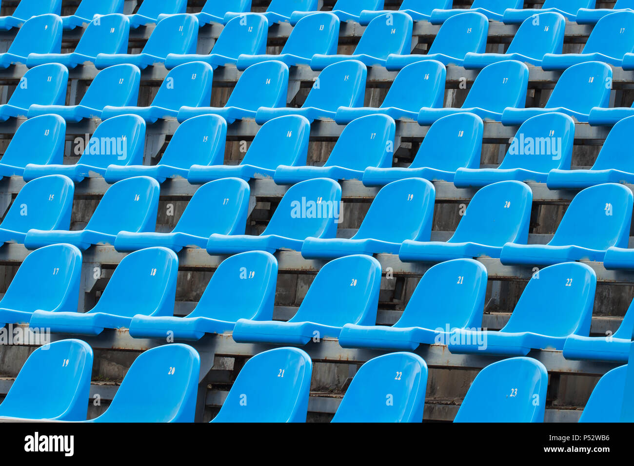 Sullo sfondo di un vuoto azzurro posti in uno stadio Foto Stock