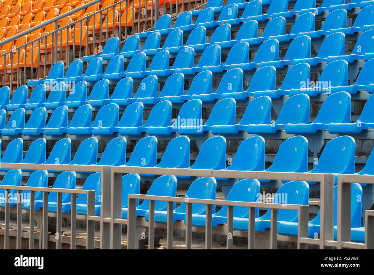 Sedie in fila su uno stadio di calcio Foto Stock