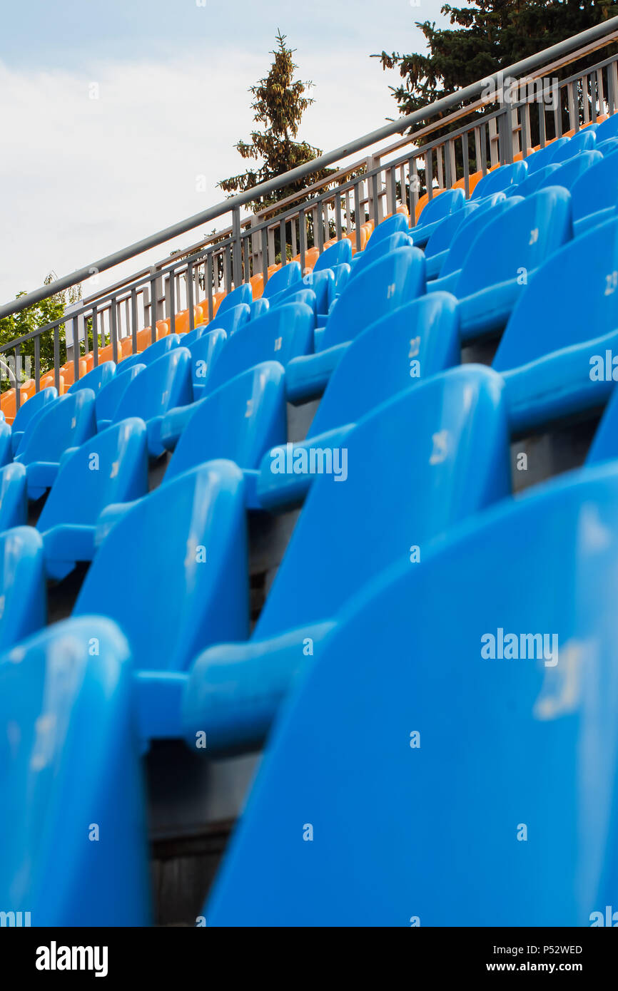 File di sedie vuote in uno stadio di calcio Foto Stock