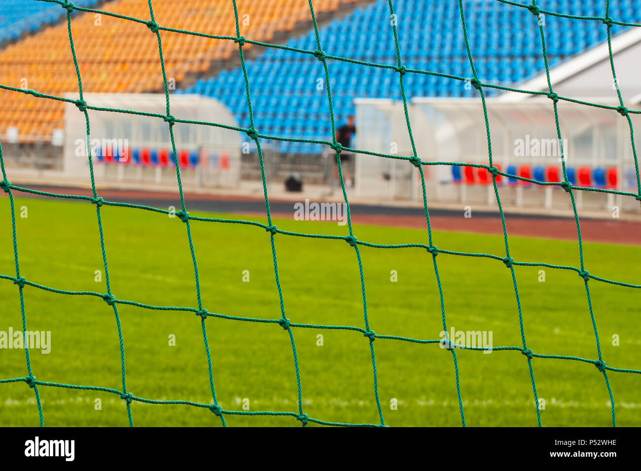 Vista dello stadio attraverso il gol net Foto Stock