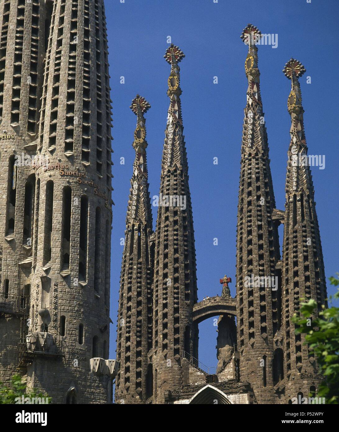 ARTE S. XIX. MODERNISMO. ESPAÑA. Gaudì I CORNET Antoni (Reus,1852-Barcellona,1926) Templo Expiatorio de la Sagrada Familia. Se inició en 1882 por Francisco de p. Villar en estilo neogótico y en 1883 Gaudí continuó las obras. Terminó el ábside neogótico y la fachada del nacimiento. En 1986, Subirachs se encargó de continuar El proyecto. Detalle. Barcellona. Cataluña. Foto Stock