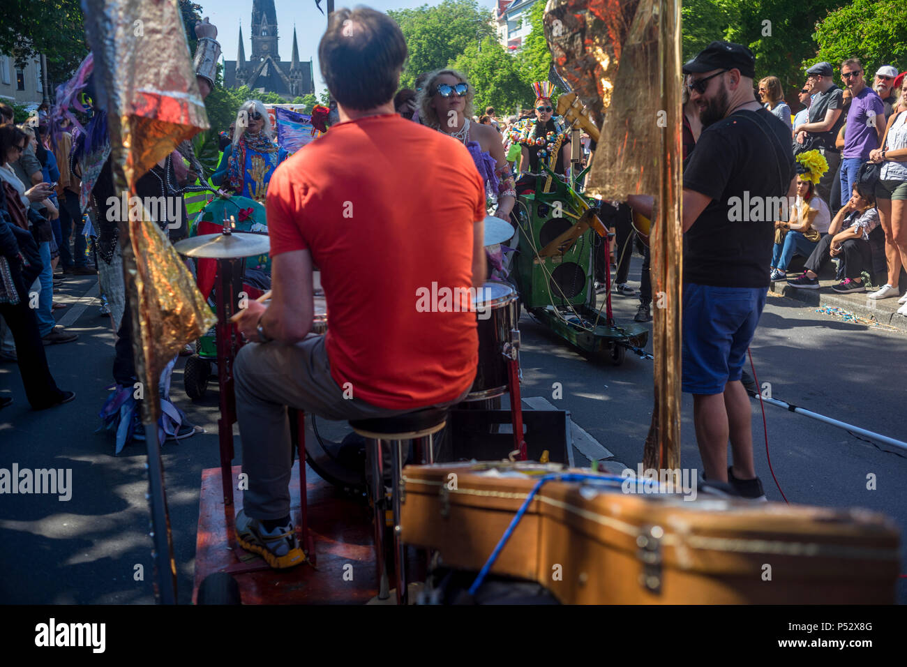 La street parade è il momento clou del Carnevale delle culture durante il fine settimana di Pentecoste a Berlino. Foto Stock