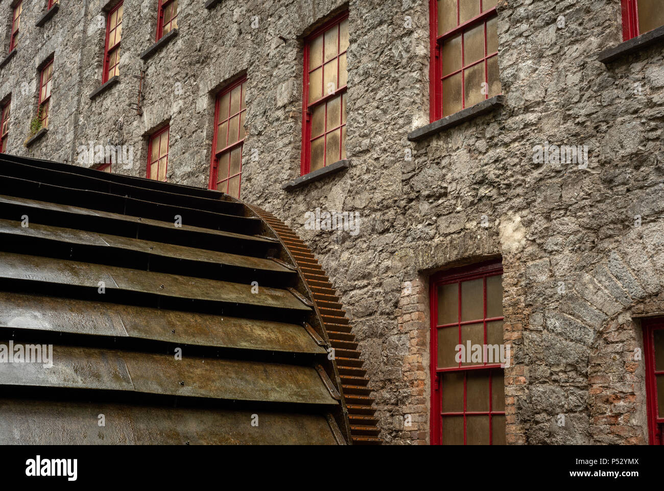 La ruota d'acqua nel cortile della vecchia distilleria di whisky Jameson in Midleton Distillery Irlanda e percorso del tour Jameson Experience Foto Stock