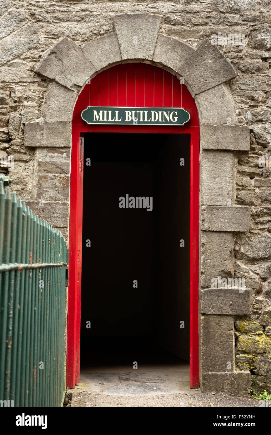 Distilleria Midleton e porta d'annata rossa nel cortile della fabbrica della Old Jameson Whiskey Distillery a Midleton, Irlanda. Foto Stock