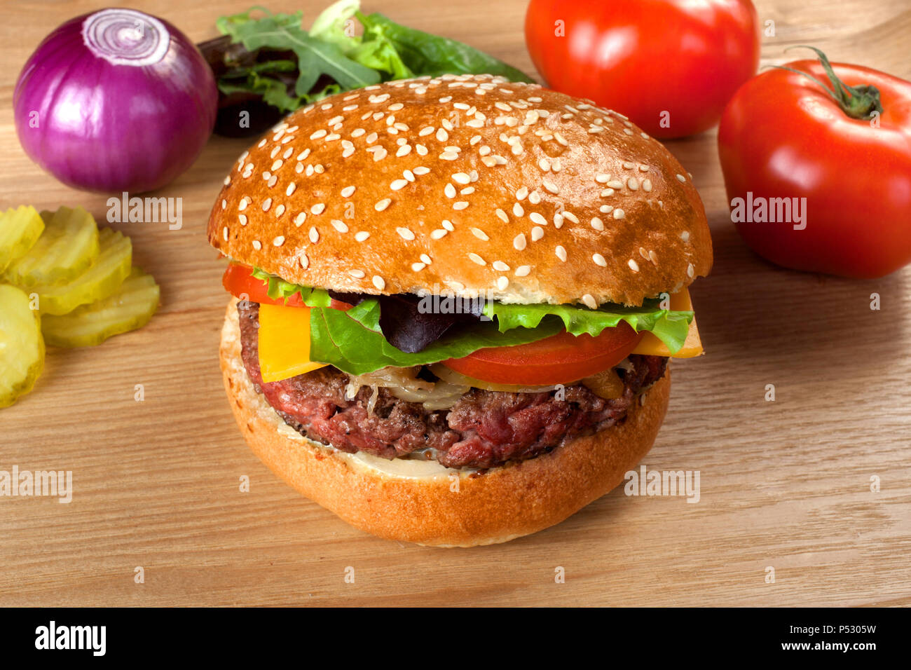 Hamburger fatti in casa a base di carne di manzo su un tavolo di legno. Foto Stock