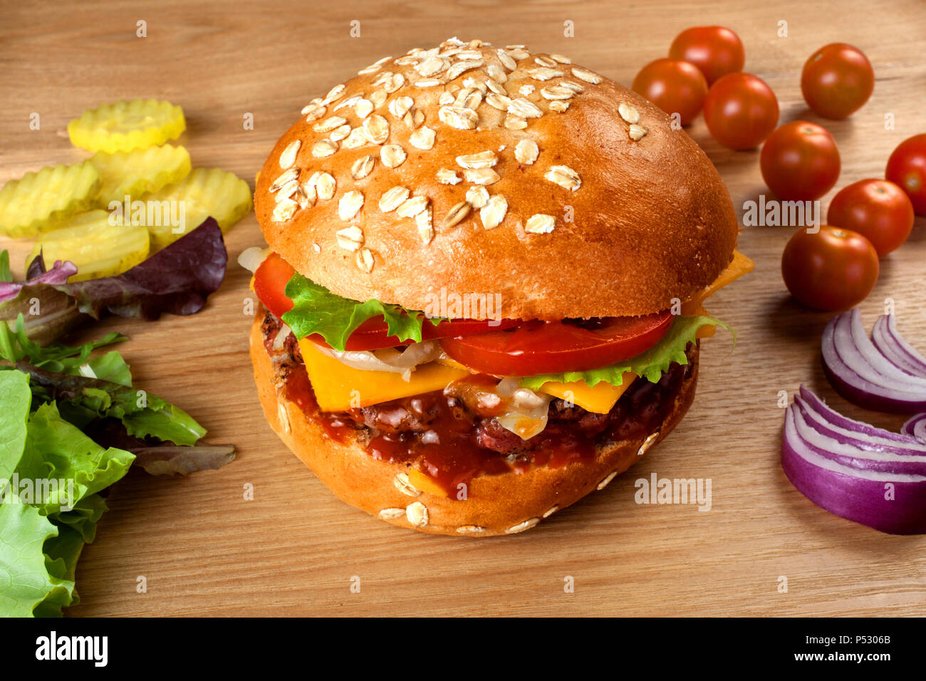 Hamburger fatti in casa con carne di maiale e ketchup su un tavolo di legno Foto Stock