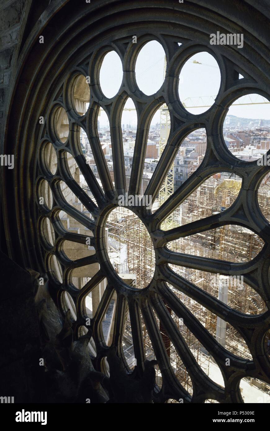 ARTE S. XIX. MODERNISMO. Gaudì Antoni (Reus,1852-Barcellona,1926). BASILICA DE LA SAGRADA FAMILIA. Se inició su construcción con una cripta neogótica y en 1883 fue Gaudí quien continuó su edificación y solo pudo terminar el ábside neogótico y la fachada del nacimiento. En 1936, Subirachs se encargó de las obras. ROSETON. Barcellona. Cataluña. Foto Stock