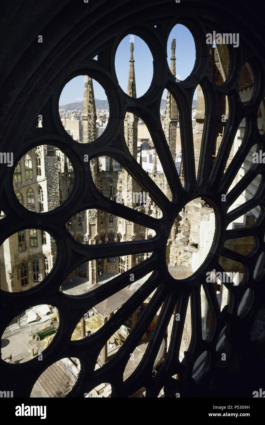 ARTE S. XIX. MODERNISMO. Gaudì Antoni (Reus,1852-Barcellona,1926). BASILICA DE LA SAGRADA FAMILIA. Se inició su construcción con una cripta neogótica y en 1883 fue Gaudí quien continuó su edificación y solo pudo terminar el ábside neogótico y la fachada del nacimiento. En 1936, Subirachs se encargó de las obras. ROSETON. Barcellona. Cataluña. Foto Stock