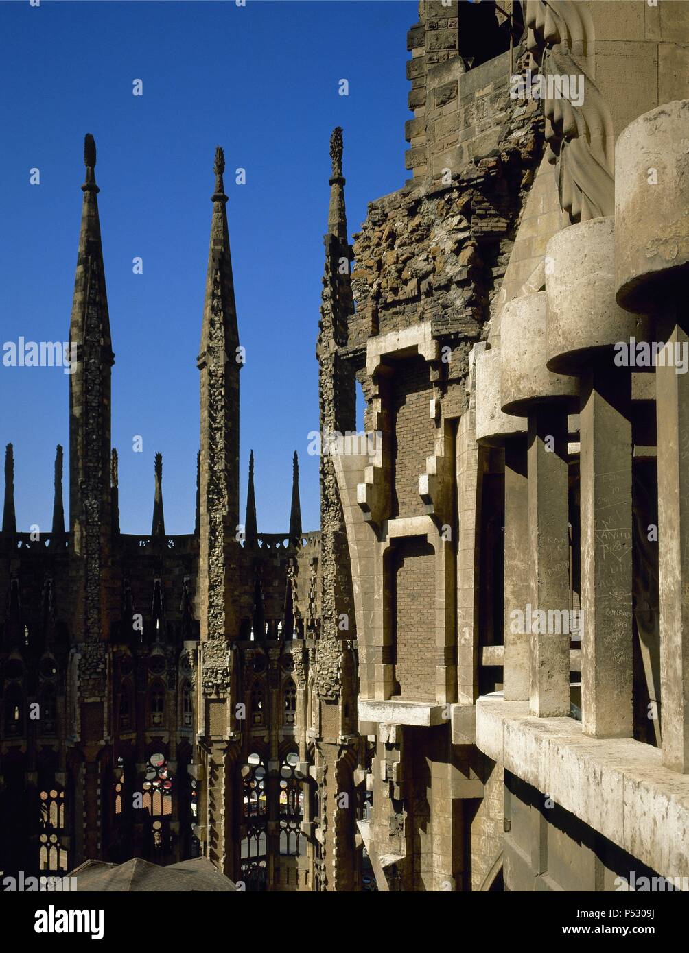 ARTE S. XIX. MODERNISMO. Gaudì Antoni (Reus, 1852-Barcelona, 1926). TEMPLO Expiatorio de la Sagrada Familia. Se inició su construcción con una cripta neogótica y en 1883 fue Gaudí quien continuó dicha construcción. Assolo di Gaudí pudo terminar el ábside neogótico y la Fachada del nacimiento. En 1986, Subirachs se encargó de las obras. Barcellona. Cataluña. Foto Stock