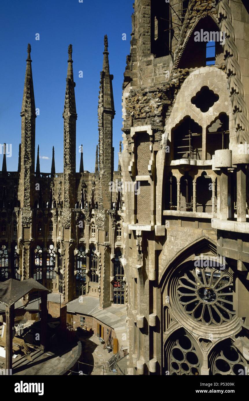 ARTE S. XIX. MODERNISMO. Gaudì Antoni (Reus, 1852-Barcelona, 1926). TEMPLO Expiatorio de la Sagrada Familia. Se inició su construcción con una cripta neogótica y en 1883 fue Gaudí quien continuó dicha construcción. Assolo di Gaudí pudo terminar el ábside neogótico y la Fachada del nacimiento. En 1986, Subirachs se encargó de las obras. Barcellona. Cataluña. Foto Stock
