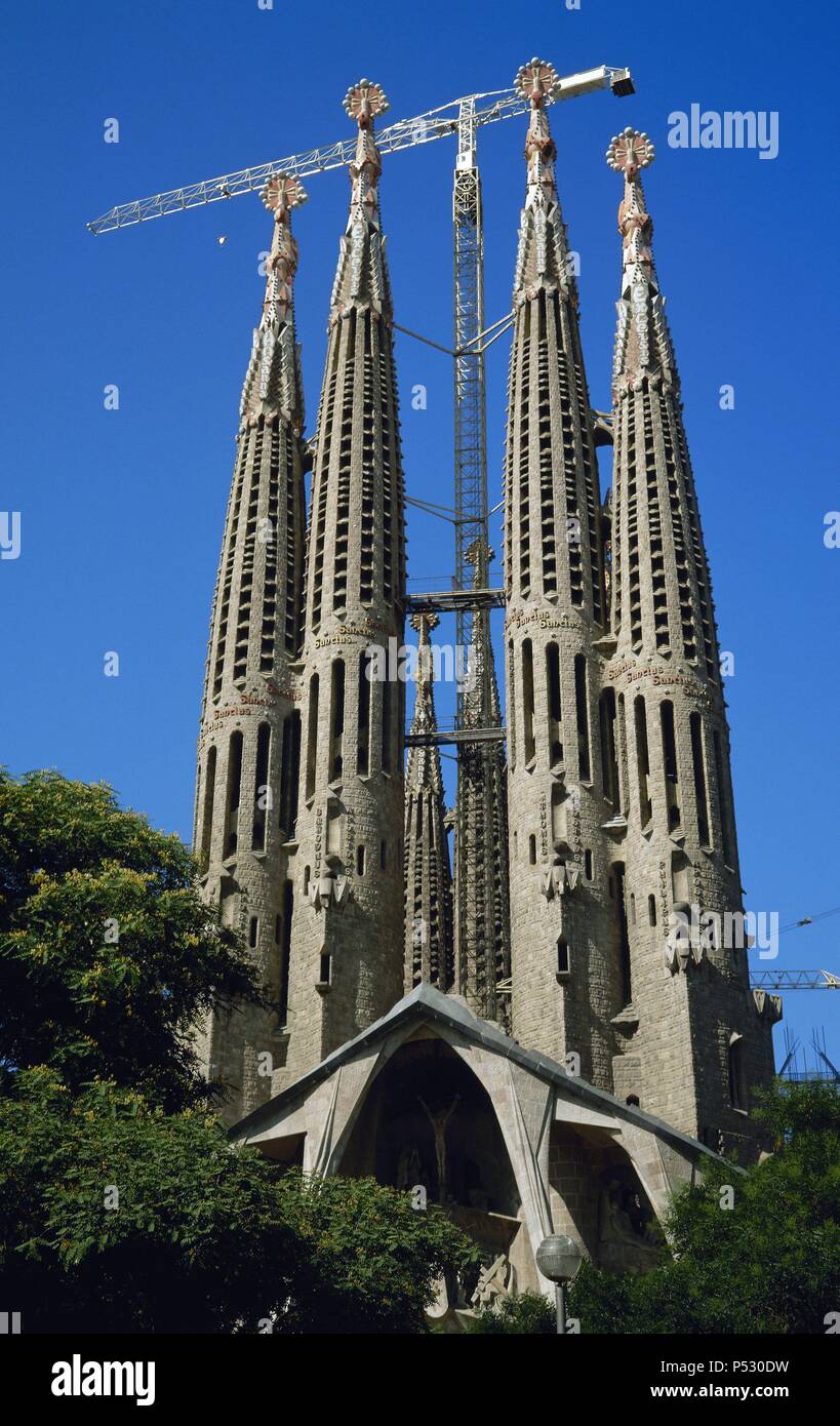 ARTE SIGLO XIX. MODERNISMO. ESPAÑA. BASILICA DE LA SAGRADA FAMILIA (1884). Obra de Antoni Gaudi. La construcción inicial era una cripta, encargándose Gaudí en 1883 del resto de la edificación, aunque sólo pudo acabar el ábside neogótico y la fachada del nacimiento. Desde 1986 es Subirachs quien continúa las obras. Vista generale. Barcellona. Cataluña. Foto Stock