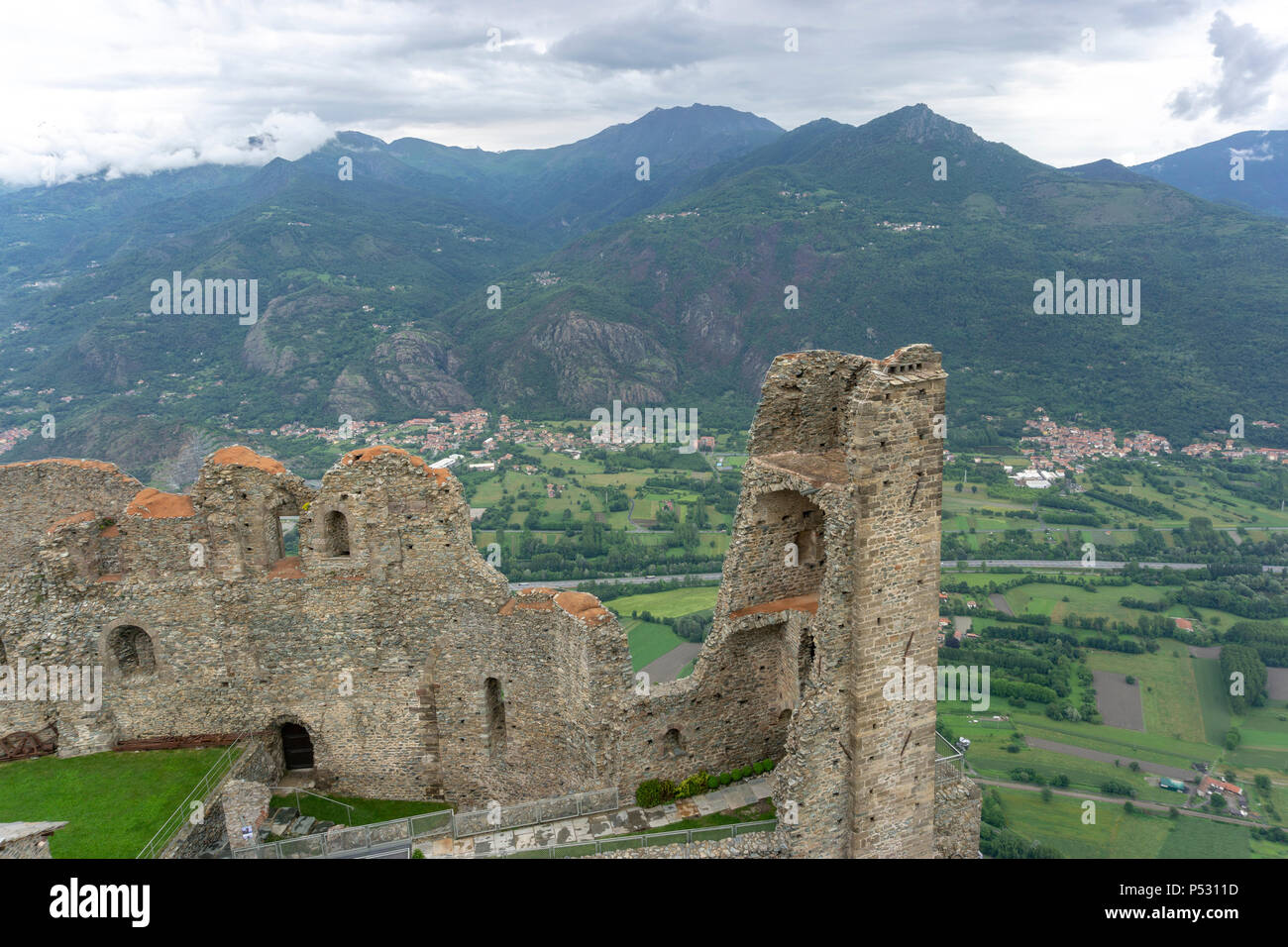 La valle di Susa visto dalla Sacra di San Michele di Piemonte, Italia Foto Stock