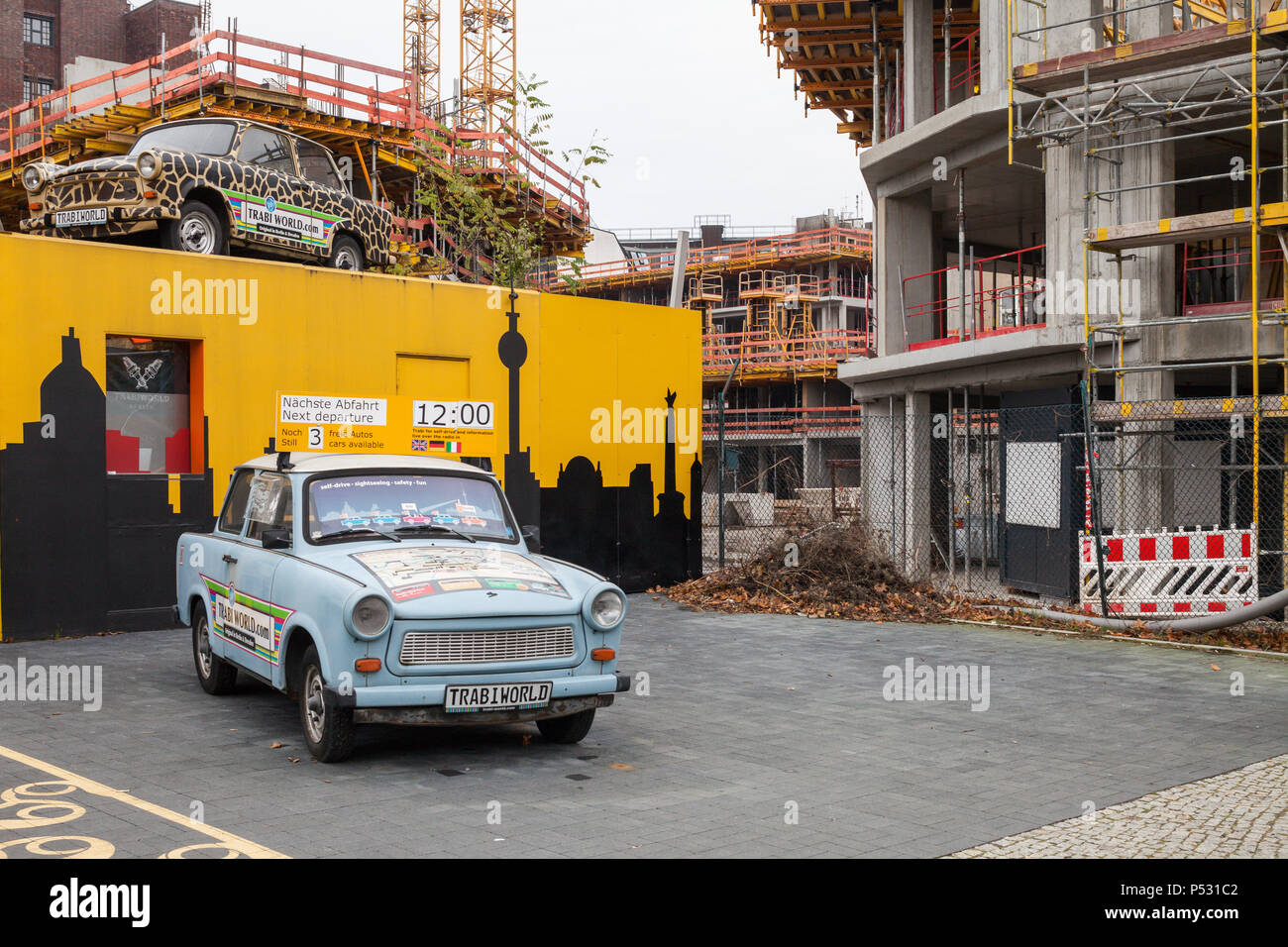 Berlino, Germania, Trabi Mondo e sito di costruzione per gli edifici residenziali in Zimmerstrasse in Berlin-Mitte Foto Stock