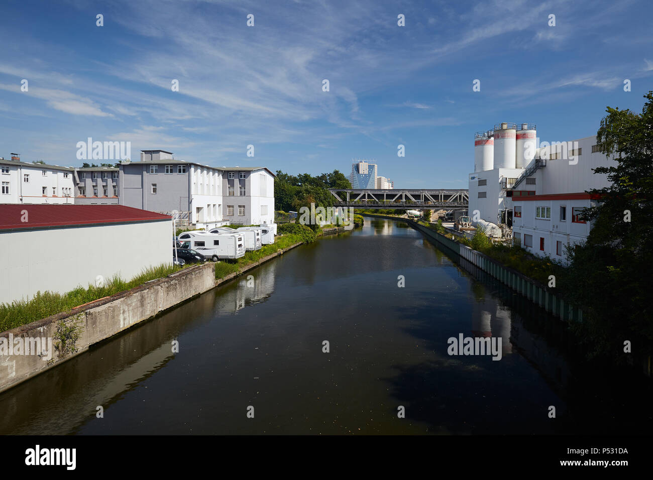 Berlino, Germania - edificio commerciale sulla spedizione Neukoellner canal in Berlin-Neukoelln. Foto Stock