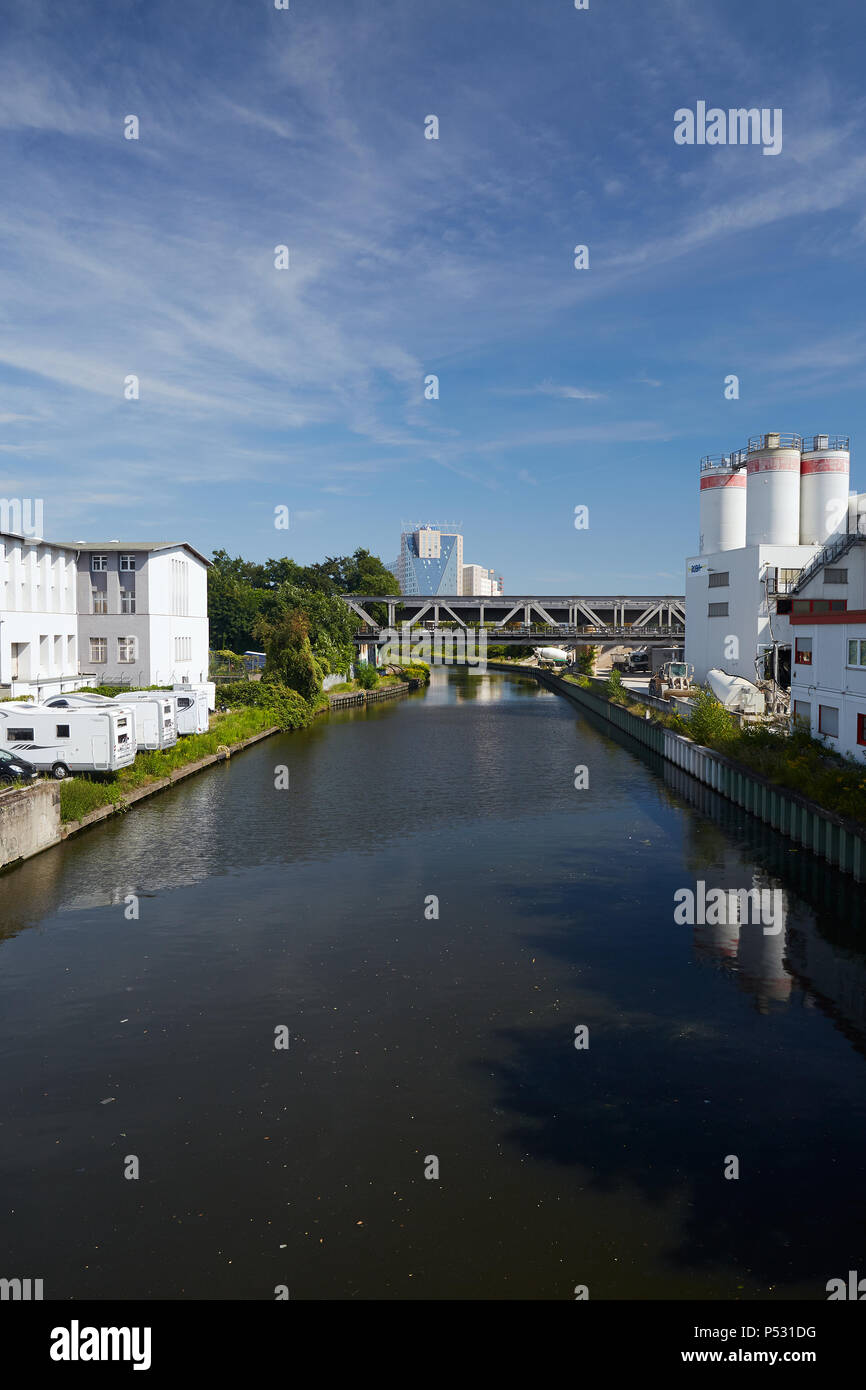 Berlino, Germania - edificio commerciale sulla spedizione Neukoellner canal in Berlin-Neukoelln. Foto Stock